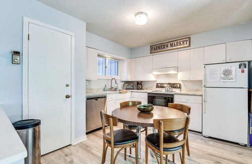 Warren Condominio | < 1/2 Mi to Sugarbush Resort: Condo w/ Deck!