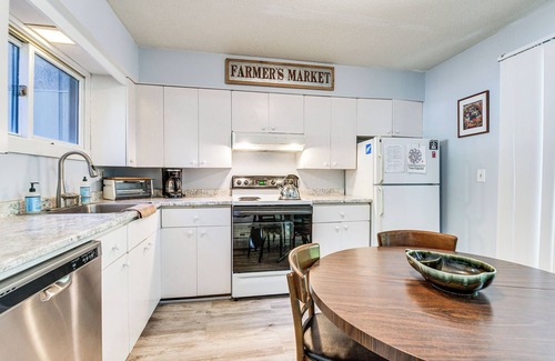 Warren Condominio | < 1/2 Mi to Sugarbush Resort: Condo w/ Deck!