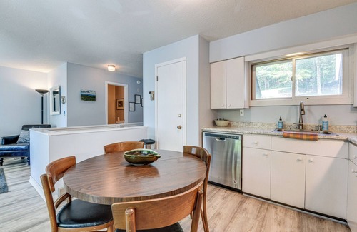 Warren Condominio | < 1/2 Mi to Sugarbush Resort: Condo w/ Deck!