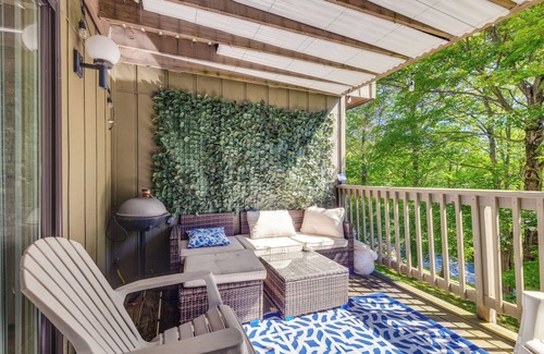 Warren Condominio | < 1/2 Mi to Sugarbush Resort: Condo w/ Deck!