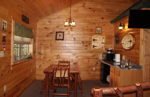 Flintstone Chalet De Esquí | 1/2 of a double cabin with two queen beds (sleeps 4)