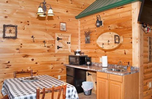 Flintstone Chalet De Esquí | 1/2 of a double cabin with two queen beds (sleeps 4)