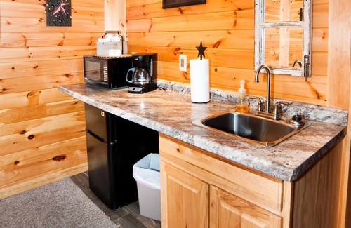 Flintstone Chalet De Esquí | 1/2 of a double cabin with two queen beds (sleeps 4).