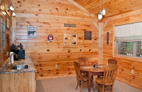 Flintstone Chalet De Esquí | 1/2 of a double cabin with one king sized bed (sleeps 2)