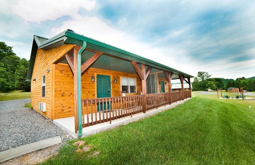 Flintstone Chalet De Esquí | 1/2 of a double cabin with one king sized bed (sleeps 2)