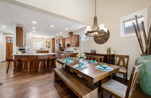 West Haven-Sylvan Casa | 1.2M New Luxury Home, Hot Tub, 4 King Beds, 2 in-Suites, Fast Wifi