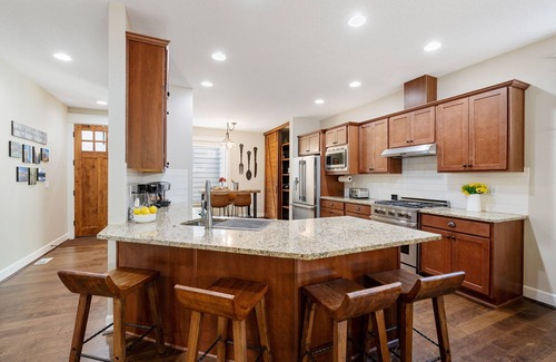 West Haven-Sylvan Casa | 1.2M New Luxury Home, Hot Tub, 4 King Beds, 2 in-Suites, Fast Wifi