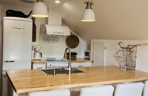 Hobe Sound Apartamento | 1.43 miles to the Beach! Right Off of Gomez Avenue! Brand new and immaculate!