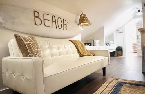 Hobe Sound Apartamento | 1.43 miles to the Beach! Right Off of Gomez Avenue! Brand new and immaculate!