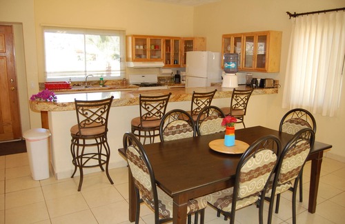 El Pescadero Villa | 1-7BR Beachfront Villa W / Pool & Jacuzzi Infront of Surf! Grupos grandes o pequeños!
