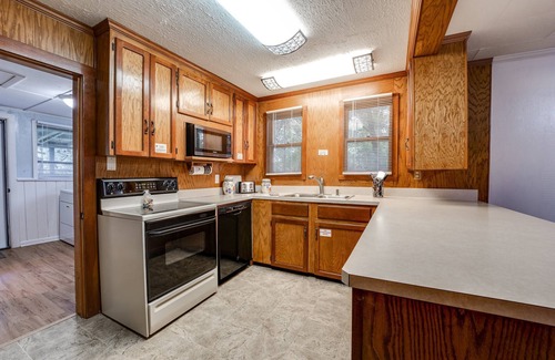 Lakeside Casa | 1 Acre Home |Woodsy & Fenced |Dogs Ok |Firepit |Close to Dining/Shops | Moody Oaks Rental Next Door