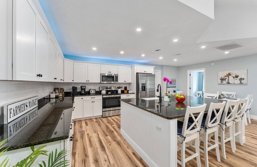 Ocala Casa | 1 acre private retreat with pool, firepit, volleyball, basketball & open concept