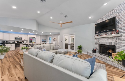 Ocala Casa | 1 acre private retreat with pool, firepit, volleyball, basketball & open concept