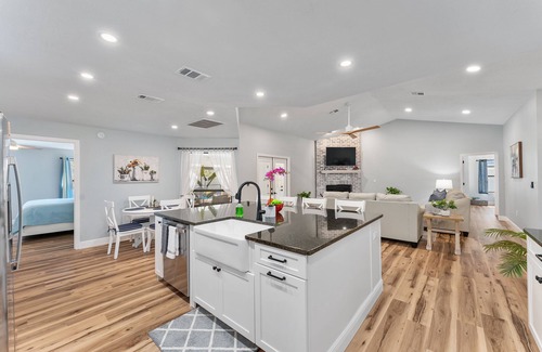 Ocala Casa | 1 acre private retreat with pool, firepit, volleyball, basketball & open concept