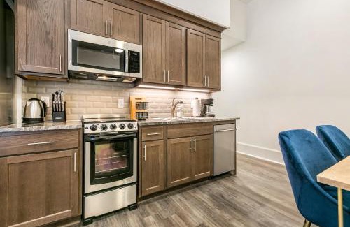 Central Business District Apartamento | 1 and 2 BR Private Condos Steps Away From French Quarter