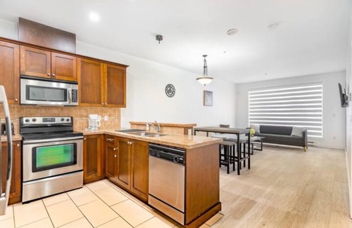 Guildford Apartamento | 1 BD + Den full Apartment with Kitchen and 2 Bathrooms feels like home(215)