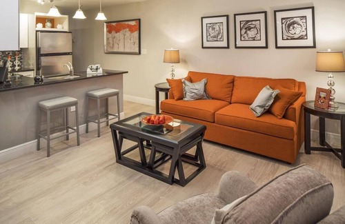 Colliers Bay Hotel | Suite de 1 Bd - Junto a la piscina - Propiedad en la playa de arena blanca y agua cristalina.