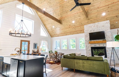 Pickens Cabina | 1 bdr peaceful retreat with hot tub and stunning interior!
