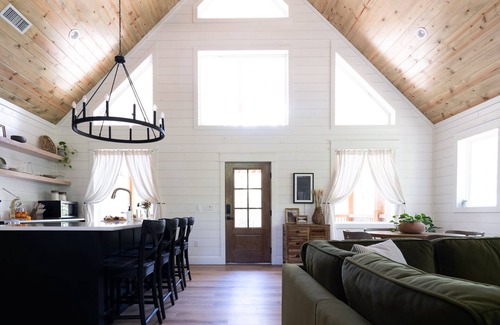 Pickens Cabina | 1 bdr peaceful retreat with hot tub and stunning interior!