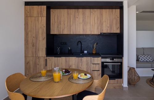Agios Fokas Apartamento | 1 BDR Sea View Suite with Outdoor Jet Tub | Sun Gres
