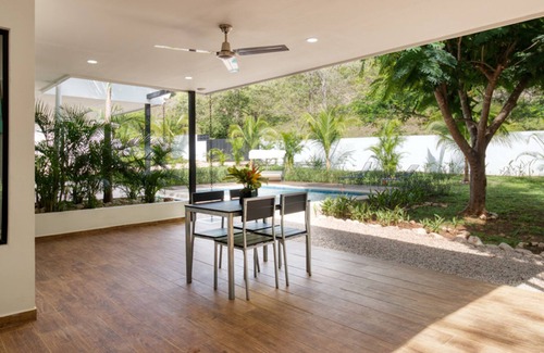 Cañafístula Villa | 1 BDR-SLEEPS UP TO 4 - POOL VIEW -10 MIN FROM TAMARINDO BEACH! GATED COMMUNITY