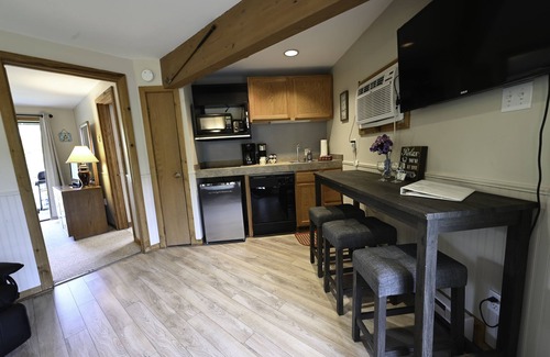 Mancelona Condominio | Limpio acogedor 1 hab. 1 baño Vista de la montaña en el campo de golf, acceso a la piscina, WiFi!