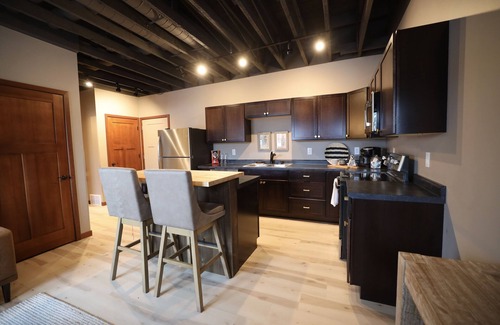 Minocqua Condominio | 1 BDRM Downtown Minocqua! Perfect for couples or work trips!