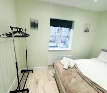 Huntingdon Apartamento | 1 Bed Apartment located in Huntingdon Town Centre - Designed for Contractors & Professionals - Free WiFi - Smart TV - Fully Equipped Kitchen - Ideal for Long Work Stays