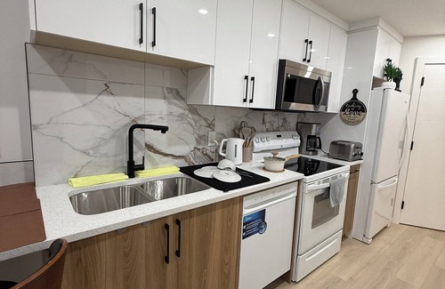 Northwest Calgary Apartamento | 1 Bed En-suite Bath in Calgary near the Airport. Clean & Cozy