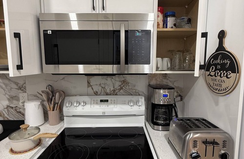 Northwest Calgary Apartamento | 1 Bed En-suite Bath in Calgary near the Airport. Clean & Cozy