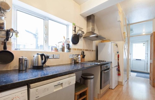 Leeds Casa | 1 bed flat in this lovely light leafy semi - min 80 days over summer
