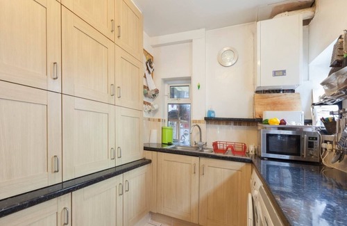 Leeds Casa | 1 bed flat in this lovely light leafy semi - min 80 days over summer