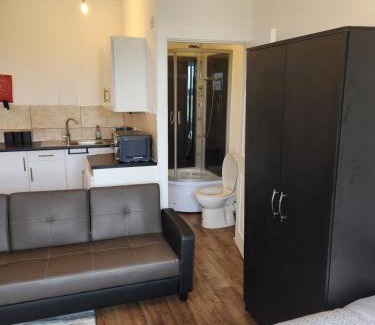 Stone Apartamento | 1 Bed Flat - Sleeps 3 - Parking - Wifi