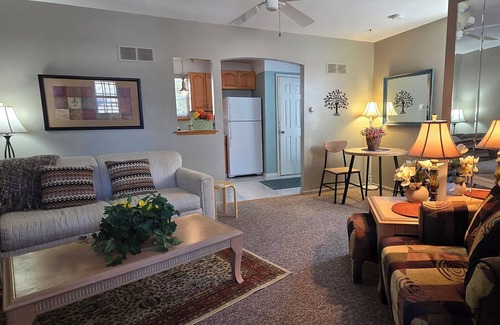 Fenton Apartamento | 1-Bed Furnished Apartment, close to Fenton, Michigan. Pets welcome. 1-car Garage