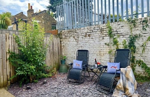 South Bermondsey Apartamento | 1 bed garden flat (with 2 beds) for 2025 summer/autumn bookings in London