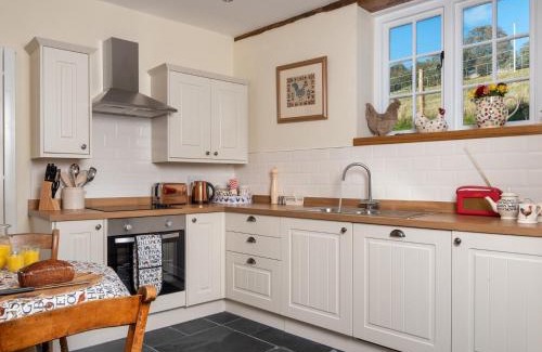 Llanfihangel Tal-y-llyn Casa | 1 Bed in Bwlch BN270