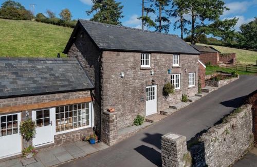 Llanfihangel Tal-y-llyn Casa | 1 Bed in Bwlch BN270