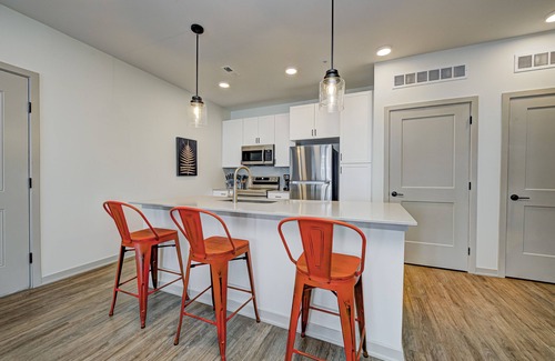 Zionsville Apartamento | 1 BED - KING BED - POOL - ZIONSVILLE SCHOOLS