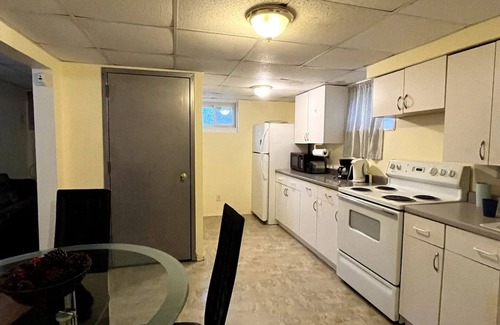East Meadow Apartamento | 1 bed room basement apartment.