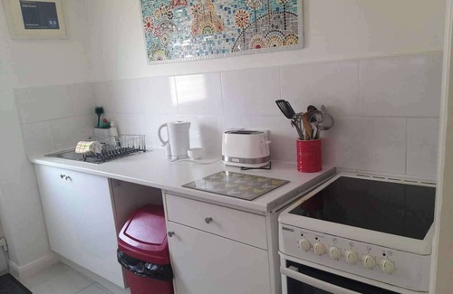 Peacehaven Apartamento | 1-Bed Seaside Retreat - Sleeps 2, Parking & Garden