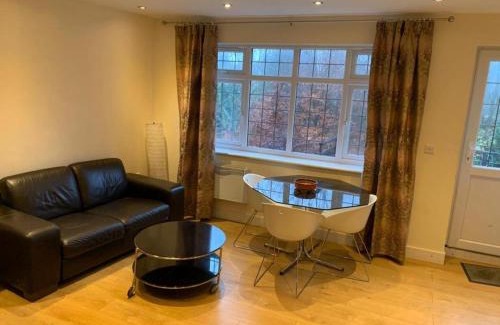 High Wycombe Casa | 1-Bed unit 10 minute drive from Hellfire Caves