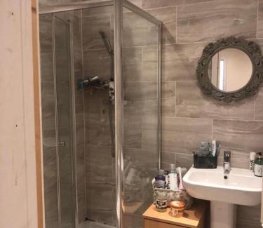 High Wycombe Casa | 1-Bed unit 10 minute drive from Hellfire Caves