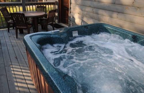 Blue Jay Cabina | 1 Bedroom 1 Bath Cabin (Beaver, WV)