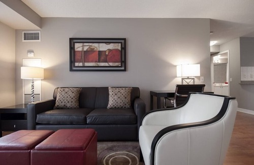 Hurontario Apartamento | Skymark - Listo para mudarse cerca del cuadrado uno