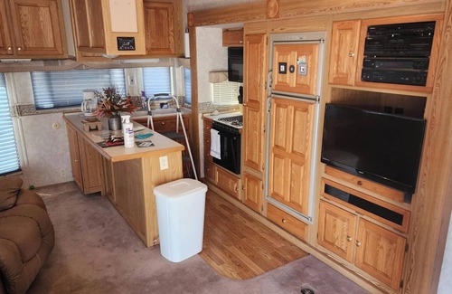 Cienega Springs Casa | 1-bedroom 5th Wheel in Parker w/ WiFi, AC. Enjoy a cozy stay in Cienega Springs