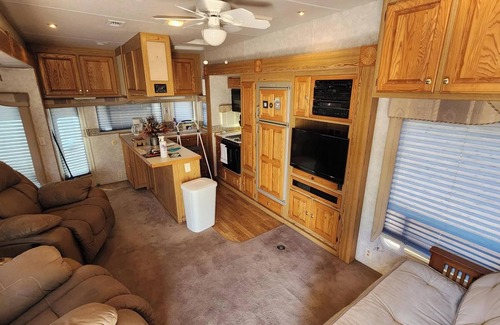 Cienega Springs Casa | 1-bedroom 5th Wheel in Parker w/ WiFi, AC. Enjoy a cozy stay in Cienega Springs