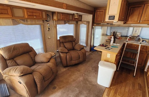 Cienega Springs Casa | 1-bedroom 5th Wheel in Parker w/ WiFi, AC. Enjoy a cozy stay in Cienega Springs