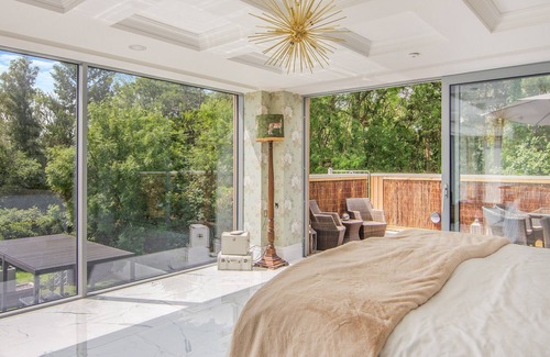 East Grinstead Cabina | 1 bedroom accommodation in East Grinstead