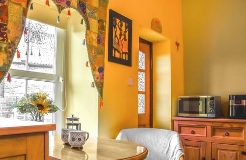Pentrefelin Cabaña | 1 bedroom accommodation in Llanfynydd