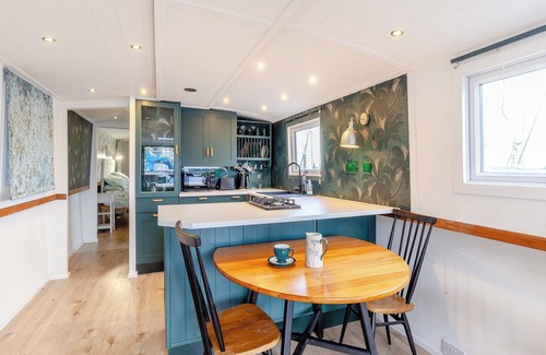Heybridge Cabaña | Widebeam steel barge on the river in the historic town of Maldon, with amenities on the doorstep.
